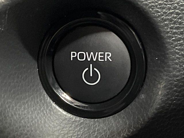 【スマートキー】カバンやポケットに入れたままでもドアの施錠・解錠が可能なスマートキーを装備。エンジンのオン・オフ時もカギを取り出す必要が無いからとっても便利です♪