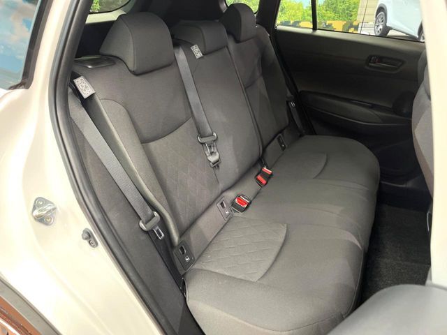 広々とした2列目シートは居住性が高く、居心地も快適！友達や家族とのお出かけにぴったりです。ベビーシートやチャイルドシート使用時も快適にお過ごしいただける十分な空間を確保しています。