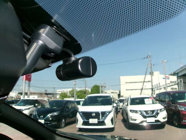 日産純正ドライブレコーダーが室内にも装備されています。万が一の時に安心です。