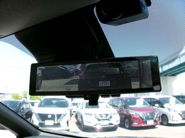 スマートルームミラー、後方がカメラの映像で見れるので視界くっきり、車内に障害物があっても関係ありません。普通のバックミラーとも切りかえが出来ます。