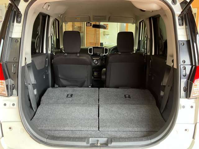 屋内展示場も御座いますので、天気が悪い日でもゆっくりと細部まで展示車を納得いくまでご覧頂けます。または、日が落ちてしまっても同様に明るい場所でご商談出来るお店になっております。