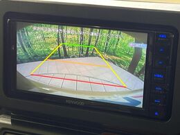 【バックカメラ】駐車時に後方がリアルタイム映像で確認できます。大型商業施設や立体駐車場での駐車時や、夜間のバック時に大活躍！運転スキルに関わらず、今や必須となった装備のひとつです！