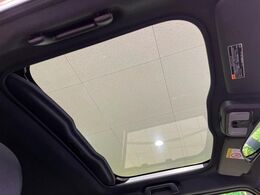 【ガラスルーフ】ガラスルーフ搭載で車内の解放感が一気にアップ！開放的なドライブをお楽しみいただけます。