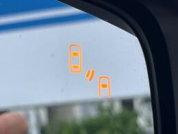 【リヤビークルディティクション】走行中、ドアミラーの死角になりやすい箇所に後続車が接近するとサイドミラー付近に警告を表示、ドライバーに注意喚起と、万一の際はハンドル操作をアシストをします。