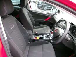 座面が広く運転しやすいシートです。