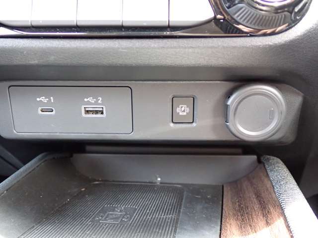 車内にUSBハブがありスマホやゲームの充電などとっても便利です♪