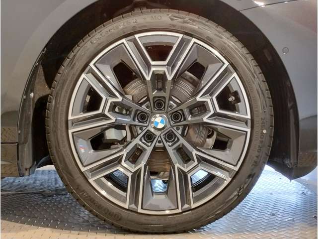 【BMWアロイホイル】軽量かつ強度に拘ったアロイホイル。走行性能ポテンシャルを引き出す設計。車の足元を引き締めてくれる大きなポイントはアロイホイルです。