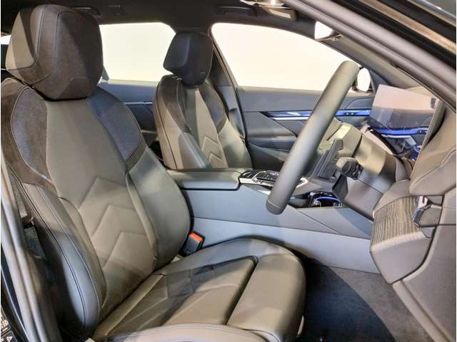 【コックピットシート】BMW車の主役席。車体中央にくる様に配置し車両重心とが一致する事でドライバーと車との一体感あるドライビングを実現。人間工学に基づき形成した形状が長時間のドライブ疲労も軽減します！