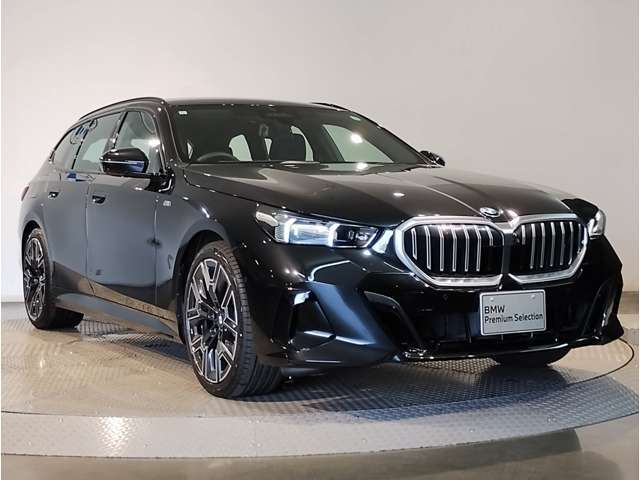【50：50の重量配分】前後のタイヤにかかる車両重量を均等になる様に拘って設計。シャープで軽快なハンドリングを実現。ドライバーと車との一体感あるドライビングの歓びをご体感下さい！