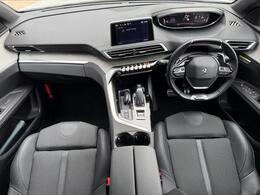 飛行機のコックピットを連想させるデザインです。小径スポーツステアリングが採用は、操舵性が容易かつメーターの視認性が良くなり、ドライバーの負担を軽減いたします。