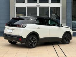 SUV　3008　BlackPack ボディーカラーはパールホワイトです。