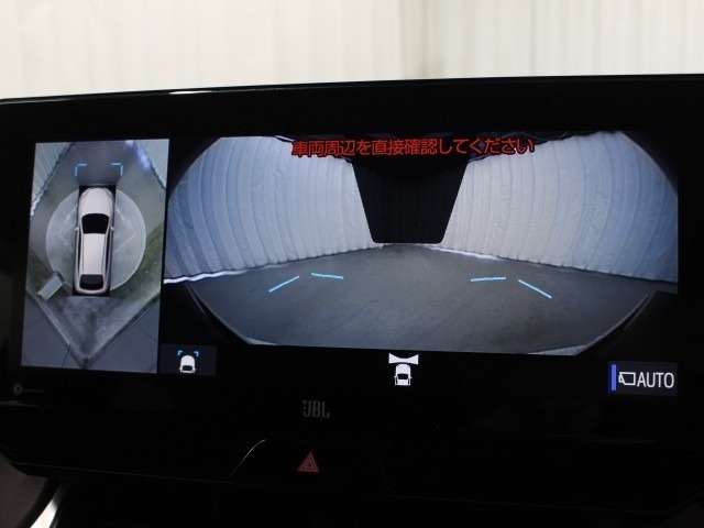 車両を上から見たような映像をナビ画面に表示するパノラミックビューモニター(シースルービュー機能付)搭載。運転席からの目視だけでは見にくい、車両周辺の状況をリアルタイムで確認できます。
