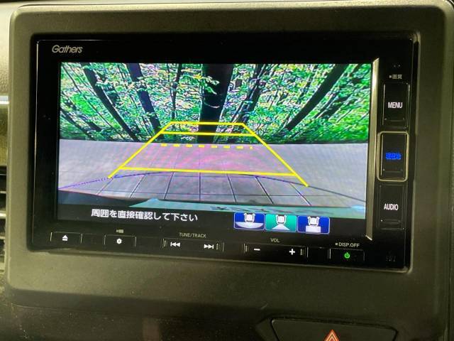 【バックカメラ】駐車時に後方がリアルタイム映像で確認できます。大型商業施設や立体駐車場での駐車時や、夜間のバック時に大活躍！運転スキルに関わらず、今や必須となった装備のひとつです！