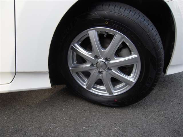 タイヤサイズ195/65R15インチです。