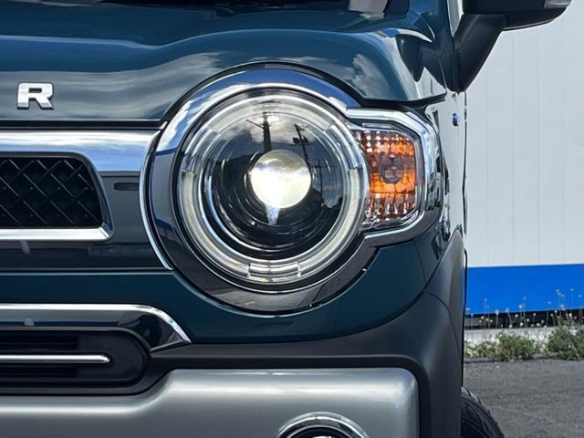 【LEDヘッドライト】悪天候や夜間走行時も良好な視界を確保し安心して運転できる高輝度LEDヘッドライトを装備！点灯速度が早く、消費電力も抑えられています。