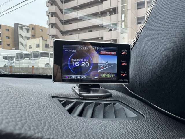 当店ではお車ご購入時にボディガラスコーティングをおススメしております。研磨でお車を綺麗にした後にコーティング作業を行います。中古車の輝きを取り戻すボディーガラスコーティングをオプションでお選びください