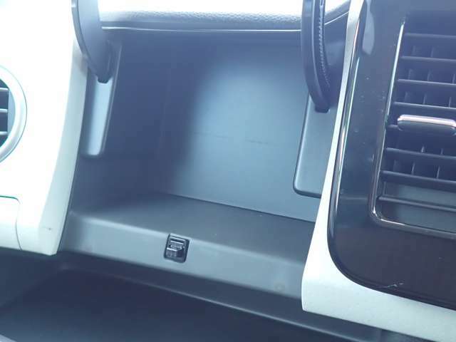 便利な収納のインストアッパ-ボックス。車内の整理整頓に役立ちます。