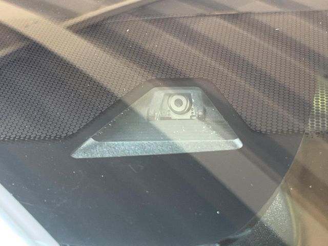 【ホンダセンシング】走行中に前方の車両等を認識し、衝突しそうな時は警報とブレーキで衝突回避と被害軽減をアシスト。より安全にドライブをお楽しみいただけます。