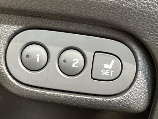 【メモリー機能付きパワーシート】ドライバーごとに設定したシート位置を記憶して、ボタン一つで切り替えできる便利な機能！運転する方が複数名いらっしゃるご家庭におすすめです♪