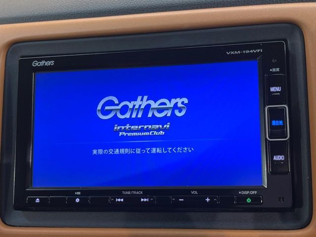 【純正ナビ】人気の純正ナビを装備しております。ナビの使いやすさはもちろん、オーディオ機能も充実！キャンプや旅行はもちろん、通勤や買い物など普段のドライブも楽しくなるはず♪
