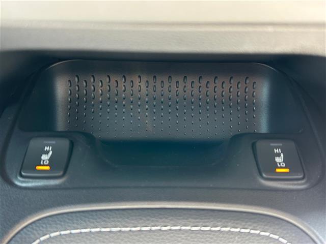 【シートヒーター】シートを温めてくれる暖房機器です！長時間座っていると負担が掛かりやすい背中や腰、または冬場などの寒い日に冷えやすい脚部に快適なぬくもりを伝えます。