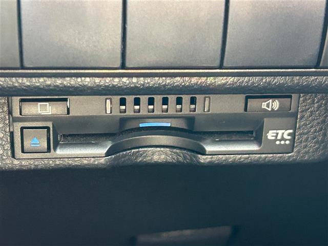 【ETC】有料道路を利用する際に料金所で停止することなく通過できる、ETC車載器（ノンストップ自動料金収受システム機器）が装備されています。セットアップを行うことで利用可能になります。