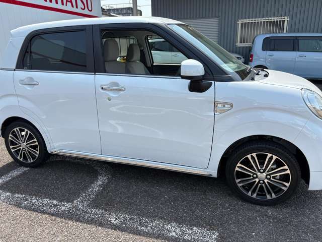 当店のお車は、納車前に国家資格整備士による整備を行います。エンジンオイル、バッテリー、スパークプラグ、ワイパーゴム等の消耗部品をしっかりチェックし劣化している部品は交換の上、納車いたします。