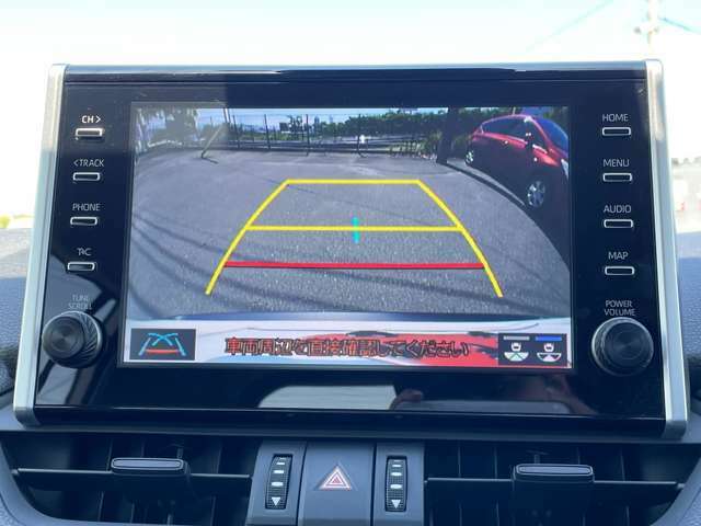 「バックモニター」　シフトをリバースに入れれば、車内のモニターに後方の様子を映し出します♪車を駐車する際やバックをするときに便利です♪