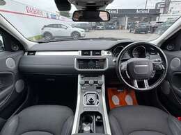 【室内】コックピット。車内もキレイで嫌な臭いもありません！ご納車後の臭いが付きにくくなる「空気触媒コーティング」もあります。