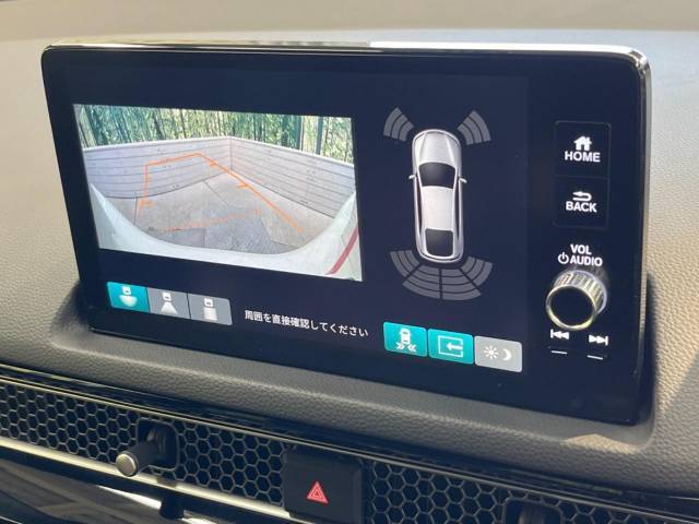 【バックカメラ】駐車時に後方がリアルタイム映像で確認できます。大型商業施設や立体駐車場での駐車時や、夜間のバック時に大活躍！運転スキルに関わらず、今や必須となった装備のひとつです！