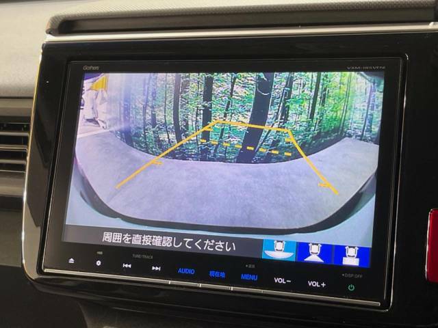 【バックカメラ】駐車時に後方がリアルタイム映像で確認できます。大型商業施設や立体駐車場での駐車時や、夜間のバック時に大活躍！運転スキルに関わらず、今や必須となった装備のひとつです！