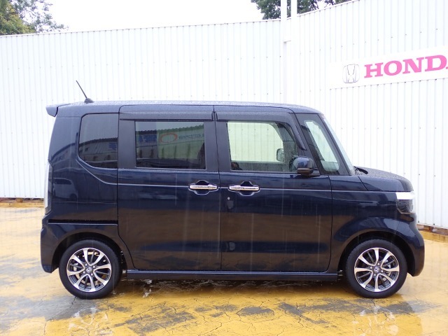 ◆【左側パワースライドドア】が装備されています。挟み込み防止装置により、お子さまの乗り降りも安心です。車外車内のドアハンドルからはもちろん、運転席スイッチやリモコンキーからも開閉操作が可能で便利です。