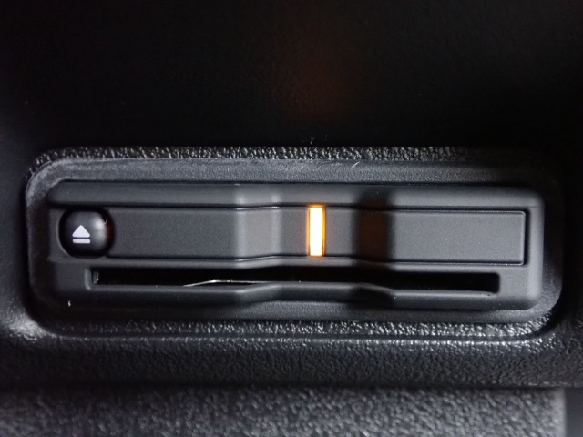 ■【ETC車載器】が装備されています。セットアップをしてお渡しとなり、ETCカードを差し込むだけで高速道路の利用が可能です。