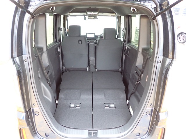 ◆後部座席を両方倒せば驚きの広さに！大きな荷物が積めます！