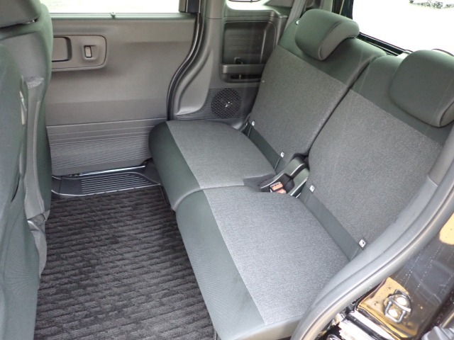 ◆2列目シートも足元ゆったりで快適に座って頂けます。チャイルドシートの取り付けにも対応しております。後部座席にお乗りの方も快適にお出掛け出来ます。