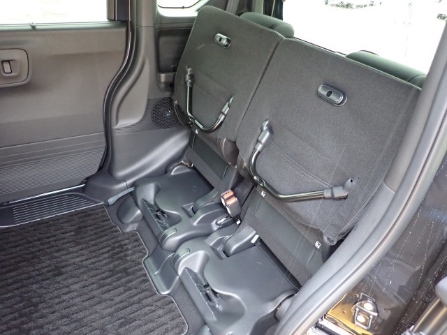 ◆チップアップ＆ダイブダウン機構付【ULTR SEAT】は後席座面を左右分割で跳ね上げることができます。トランクで積載できない背の高い荷物をラクラク収納できます。ホンダ車ならではの人気装備です。