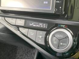 【オートエアコン】一度お好みの温度に設定すれば、車内の温度を検知し風量や温度を自動で調整。暑い…寒い…と何度もスイッチ操作をする必要はありません。快適な車内空間には必須の機能ですね♪