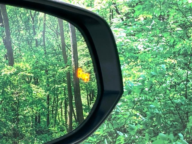 【ブラインドスポットモニター】走行中、ドアミラーの死角になりやすい箇所に後続車が接近するとサイドミラーのレンズに警告を表示！ドライバーに注意喚起をしてくれます。