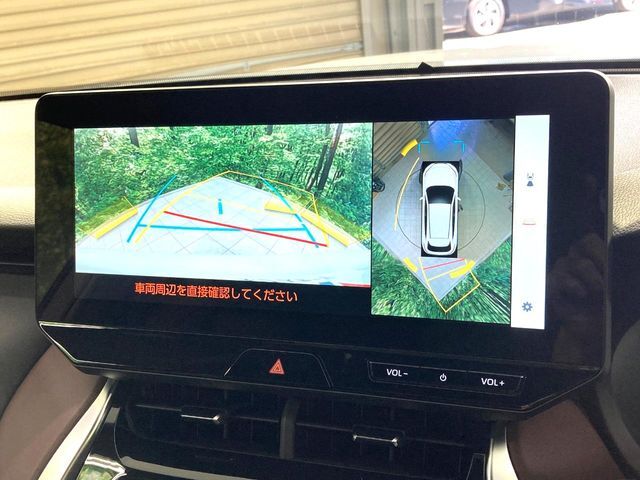 【パノラミックビューモニター】専用のカメラにより、上から見下ろしたような視点で360度クルマの周囲を確認することができます☆死角部分も確認しやすく、狭い場所での切り返しや駐車もスムーズに行えます。