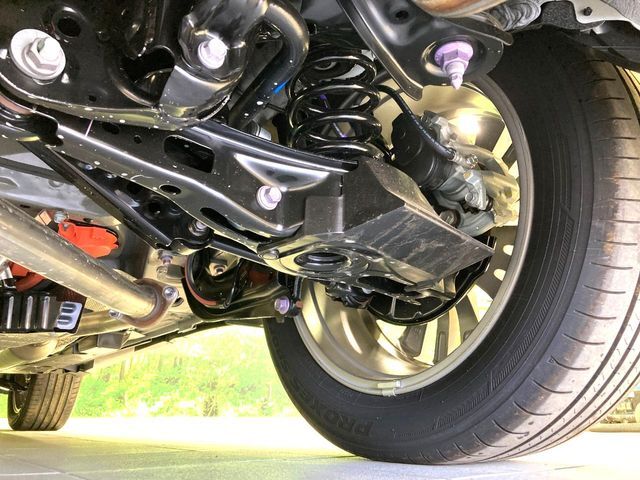 お車を安心してお乗りいただく為には、足回りの定期点検が欠かせません。サービスサポート（有償保証）では無料点検もご提供しており、安心のカーライフをお過ごしいただけるサポート体制が整っています。