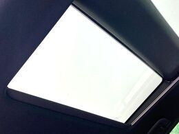 【調光パノラマルーフ】車内の解放感が一気に上がる大型パノラマルーフに調光機能がプラス！日差しが強い時、シェードを閉めなくてもガラスの透明度を調整することで心地よい明るさに♪