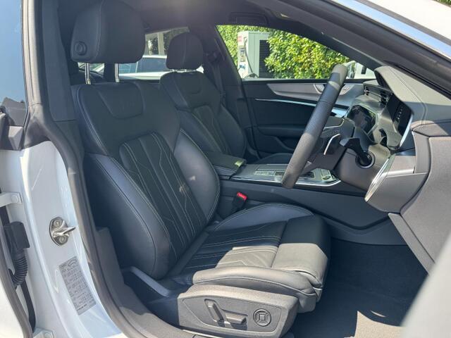 人間工学に基づいて設計されたシートは車のもっているドライビングフィールを存分にドライバーに伝えてくれるクオリティの高い仕上がりとなっています。