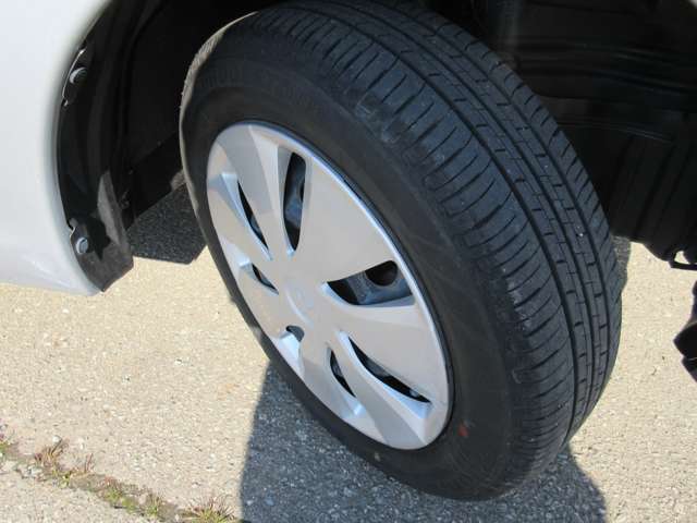 タイヤサイズは155/65R14です。