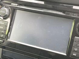 【メーカー純正ナビ】インテリアに溶け込むスタイリッシュな「専用設計」メーカーナビを装備♪視認性や操作性など基本性能にも優れ、より上質なカーライフをお楽しみいただけます。