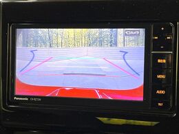 【バックカメラ】駐車時に後方がリアルタイム映像で確認できます。大型商業施設や立体駐車場での駐車時や、夜間のバック時に大活躍！運転スキルに関わらず、今や必須となった装備のひとつです！