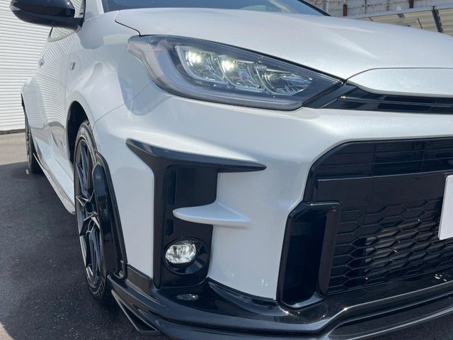 【LEDヘッドライト】悪天候や夜間走行時も良好な視界を確保し安心して運転できる高輝度LEDヘッドライトを装備！点灯速度が早く、消費電力も抑えられています。