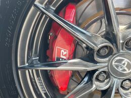 【GRアルミ4POTキャリパー】ハイパワー車両には強力なブレーキが必須！色鮮やかなキャリパーがスポーティな印象を引き立てます♪