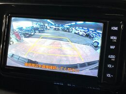 【バックカメラ】駐車時に後方がリアルタイム映像で確認できます。大型商業施設や立体駐車場での駐車時や、夜間のバック時に大活躍！運転スキルに関わらず、今や必須となった装備のひとつです！