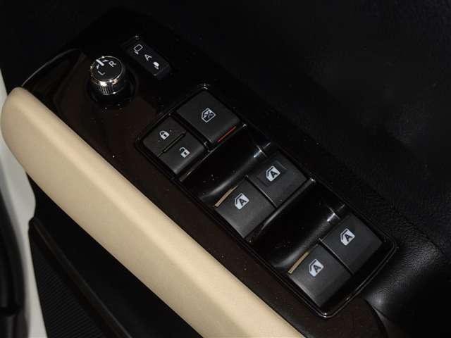 電動格納式ドアミラー・パワーウインドウを装備しています。
