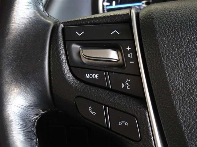 ステアリングスイッチでオーディオの操作・ハンズフリー通話ができます。